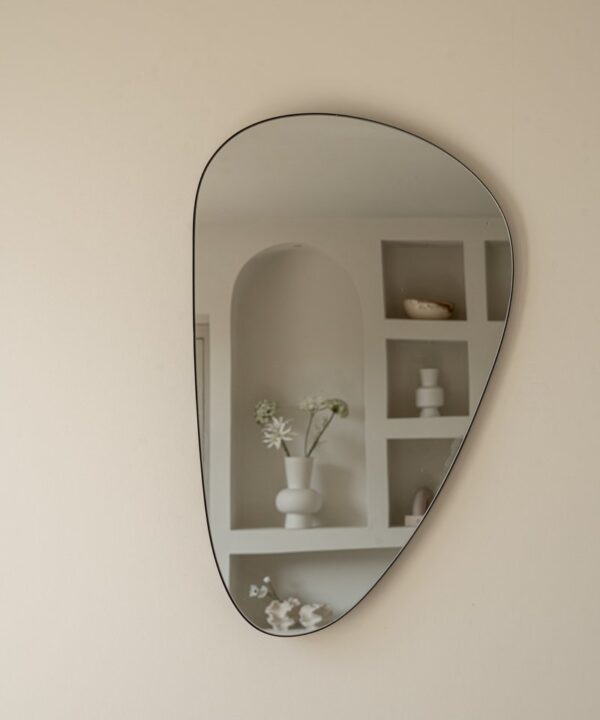 Spiegel Roosie- organische vorm - asymmetrisch - wandspiegel - 80cm - zwart