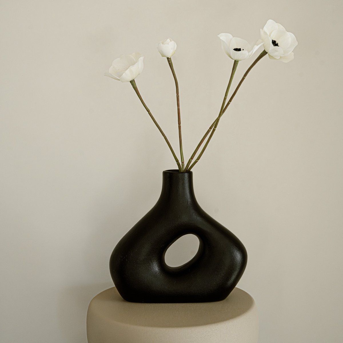 Indore Home - Vaas Alberti - Bloemenvaas - Woonkamer decoratie - Vaas Zwart - Holle Vaas - Donutvaas