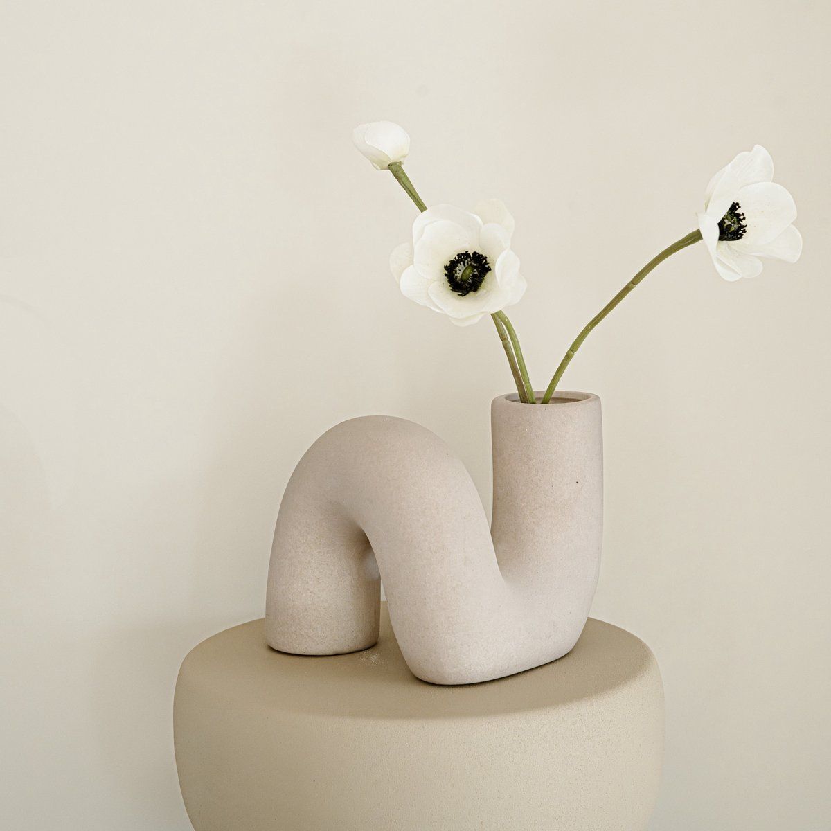 Indore Home - Kronkel Vaas - Bloemenvaas - Woonkamer decoratie - Vaas Bruin - gebogen vaas - buis vaasje - vaasjes klein